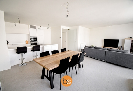 Ruim, lichtrijk appartement met twee slaapkamers en private autostandplaats