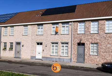 Recente rijwoning met 3 slaapkamers, ingerichte zolder, gezellige tuin en garage