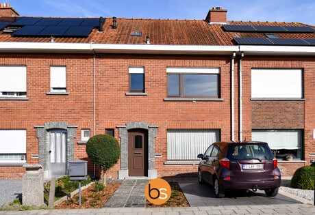 Rijwoning met garage en uitweg achteraan