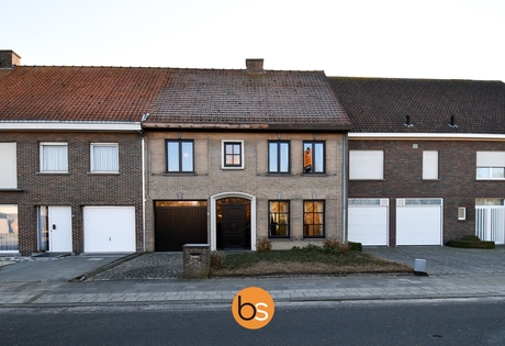 Zeer ruime woning met 3 ruime slaapkamers in het centrum van Sint-Eloois-Winkel