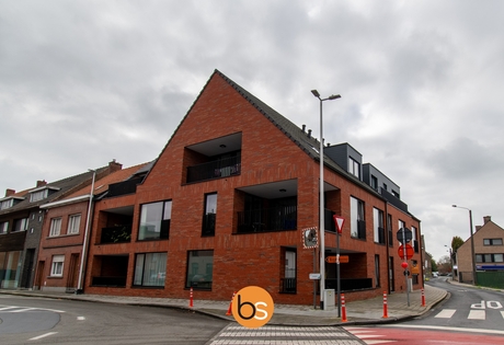Gelijkvloers appartement met 2 ruime slaapkamers, 2 terrassen en een inpandige garage