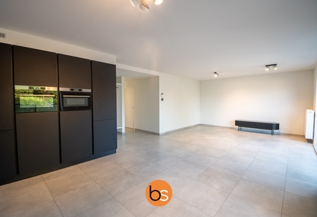 Volledig gerenoveerd appartement op 2e verdieping met 2 slaapkamers in hartje Kortrijk