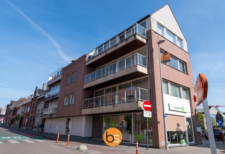 Ruim, lichtrijk appartement met 2 slaapkamers en garage nabij de Grote Markt te Roeselare